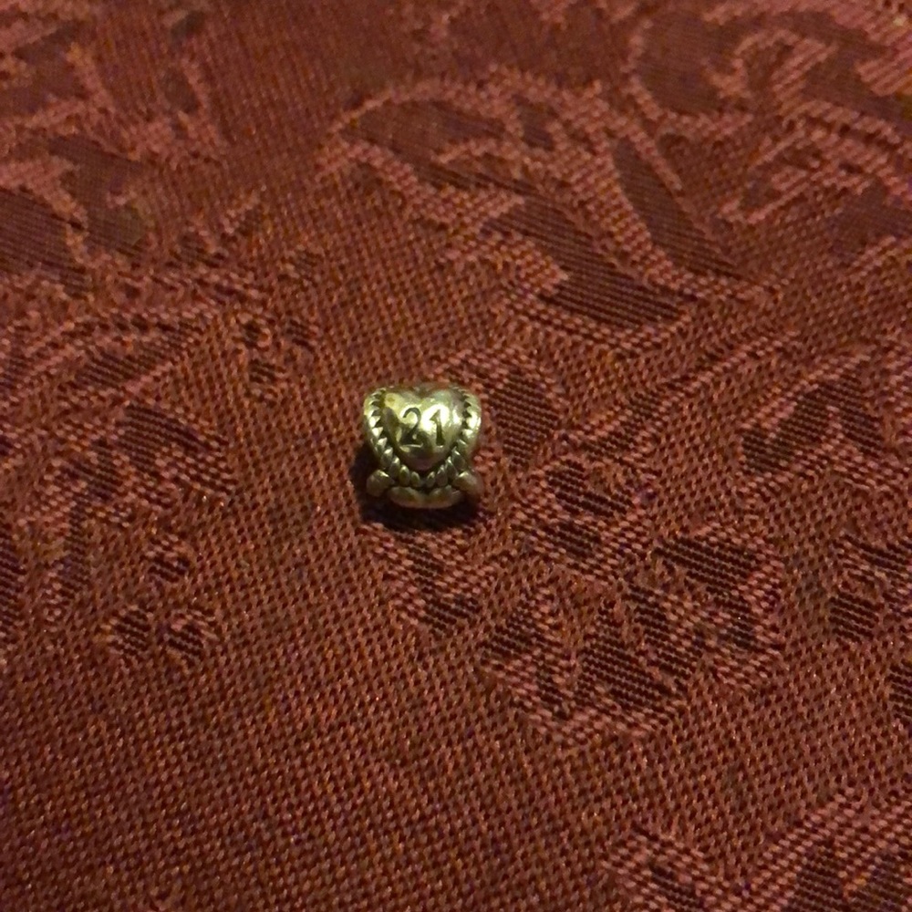 Pandora charm .. heart 21